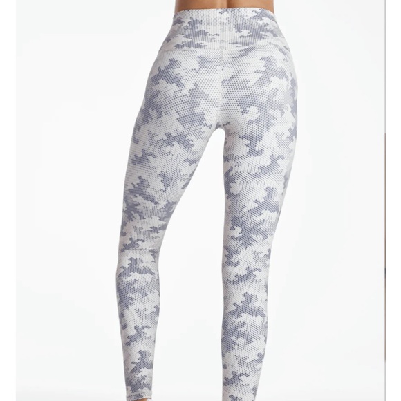 DYI  Digital Camo Signature Legging.  Like New - Picture 3 of 7